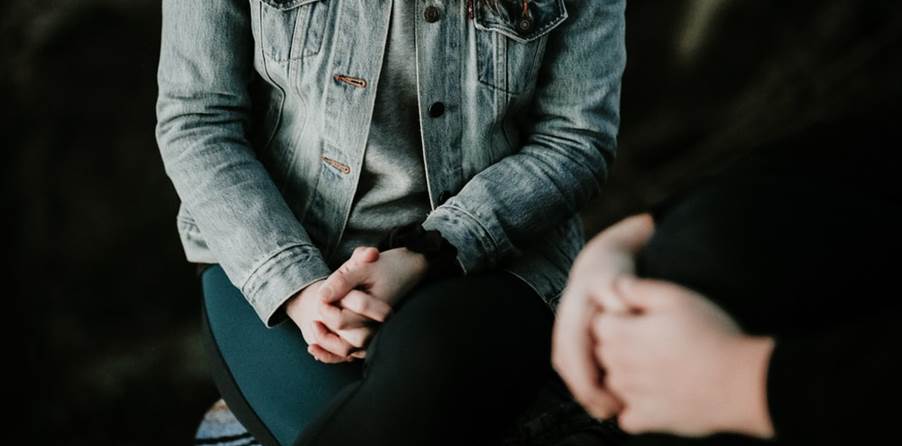 woman wearing gray jacket